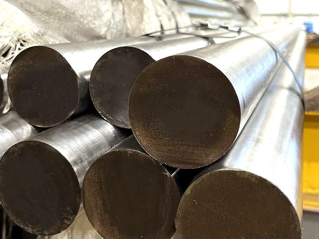 EN8 vs 070M20 cold-drawn steel bright bars from Steelmet Industries showing different carbon steel grades