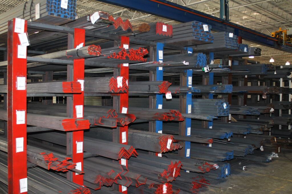 Comparison of EN5, EN5A, and EN5B steel bars in a manufacturing setting, emphasizing the choice between general-purpose and free-machining grades.